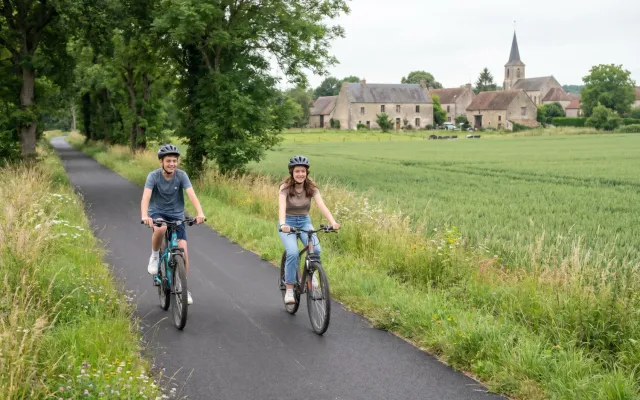Sur la voie verte, aux abords de Feucherolles — les mobilités douces au quotidien.