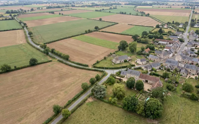 Terres agricoles et lisière du village : l'enjeu concret des « pastilles d'urbanisation ».