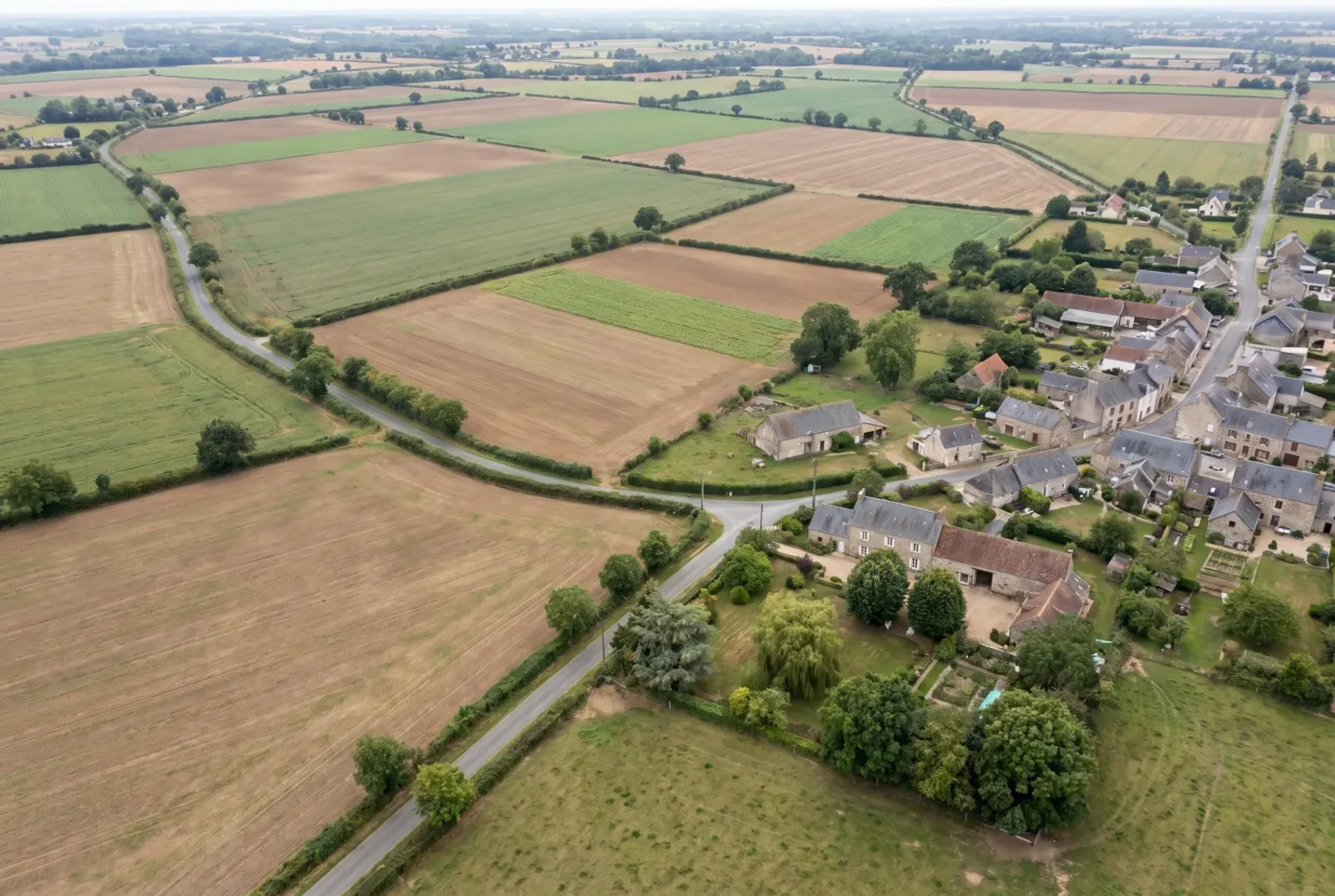Terres agricoles et lisière du village : l'enjeu concret des « pastilles d'urbanisation ».